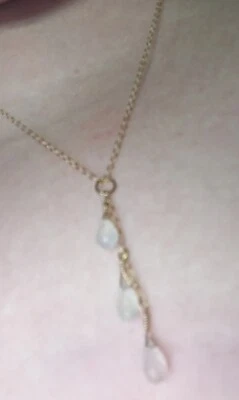 Collar de piedras preciosas con forma de lluvia triple lágrima de piedra lunar Lariet relleno de oro de 14k Foto 1 de 2