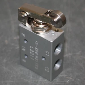 Aro MaxAir manuelles Luftregelventil M211RS, 1/8" NPT, 4-Wege/2-Positionen, Rolle - Bild 1 von 3