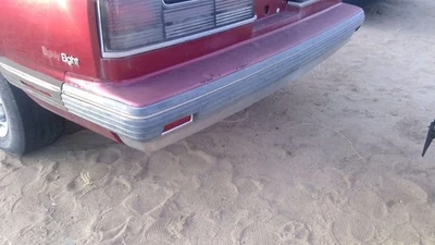 Olds Eighty Eight 1990 1991 conjunto de cubierta de parachoques trasero OEM trasero rojo Foto 1 de 4