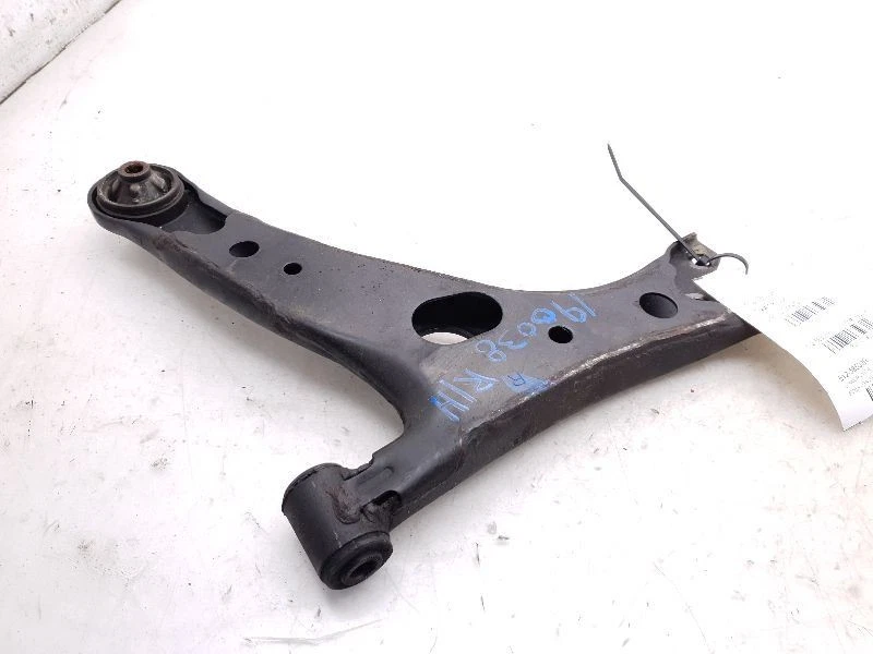 00-05 TOYOTA CELICA LADO PASAJERO BRAZO DE CONTROL INFERIOR DELANTERO DERECHO  Foto 1 de 4