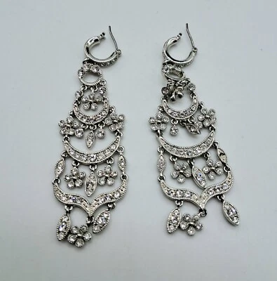 Pendientes colgantes con araña de diamantes de imitación de tono plateado Monet Foto 1 de 4