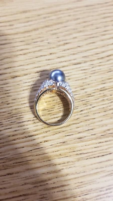 Anillo de cóctel Joan Rivers imitación gris perla cristal pavé chapado en oro Foto 1 de 3