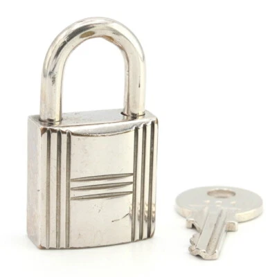 Candado Hermes Metal Plateado Usado Llavero Kadena Damas Hombres Unisex Foto 1 de 4