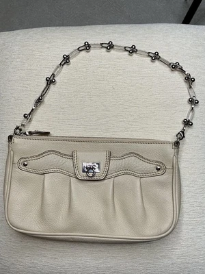 Bolso Pouchette Salvatore Ferragamo Cuero Guijarro Tostado con Cadena de Eslabones Plateados Foto 1 de 4