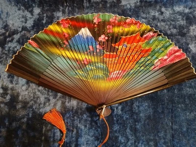 Ventilador de mão japonês: Mt Fuji/Pagode/Flores de seda/madeira pintada à mão - Vintage - Imagem 1 de 4