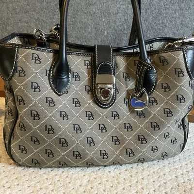 Bolsa de ombro Dooney & Bourke preta com acabamento em couro preto lona cinza - Imagem 1 de 4