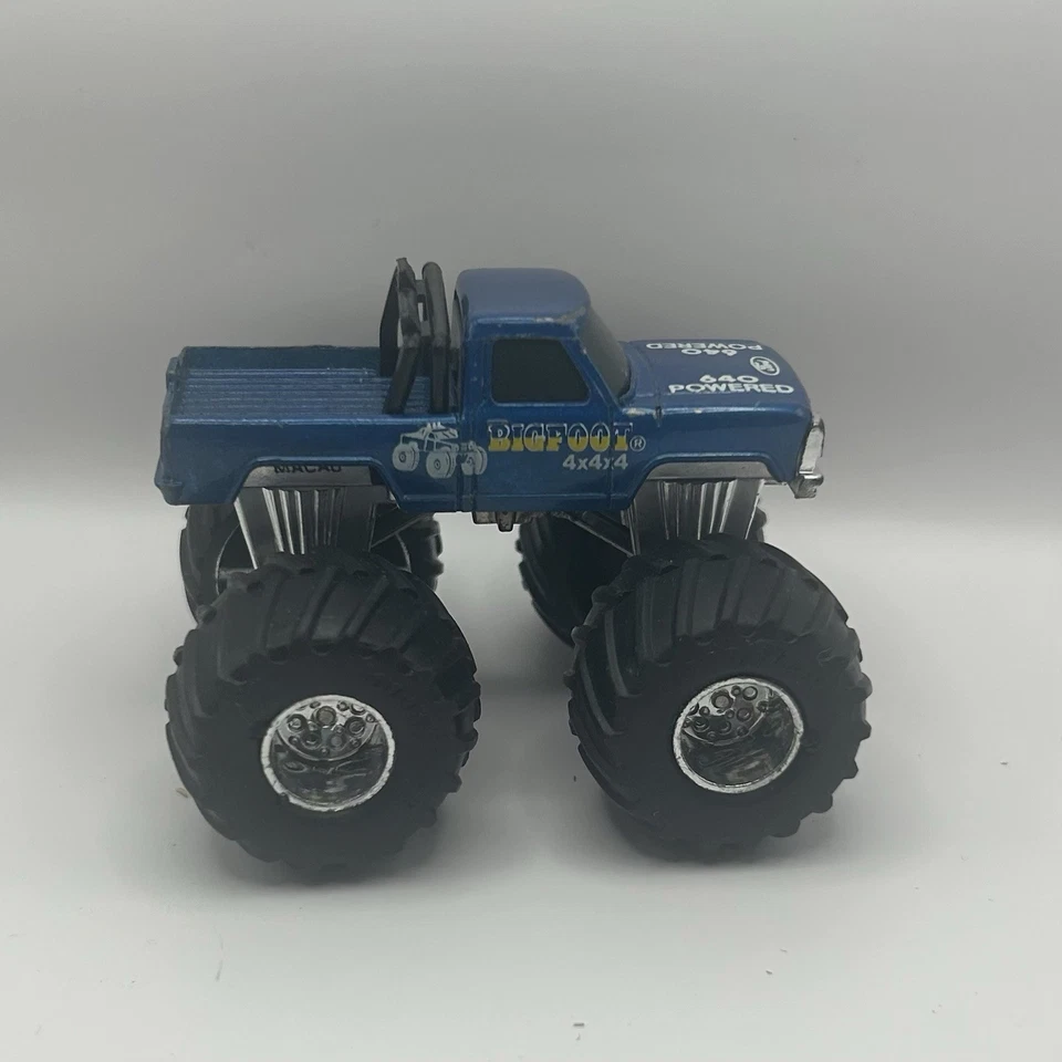 Monster Truck Ford Bigfoot 1985 Matchbox vintage 4x4x4 640 motorizado 1:64 Foto 1 de 4