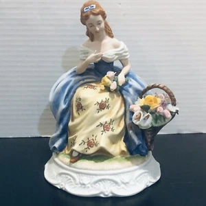Estatuilla de dama pintada a mano vintage con cesta de flores Japón KW20444 8" de alto - Imagen 1 de 10