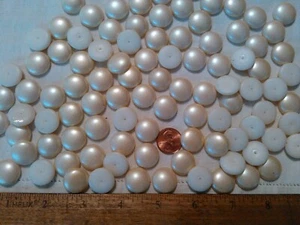 LOT OF ABOUT 100 LUCITE PEARL LIKE ROUND CABOCHONS JEWELRY SUPPLIES - Picture 1 of 2
