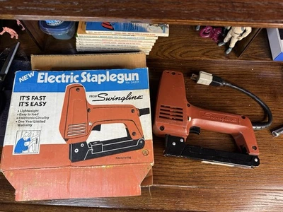 Pistola Grapadora Eléctrica Swingline De Colección con Cable Modelo 34201 Hecha en EE. UU. CON Caja Funciona Foto 1 de 4
