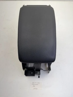 Volkswagen Jetta 2011-2014 deportivo reposabrazos consola central OEM. Foto 1 de 4