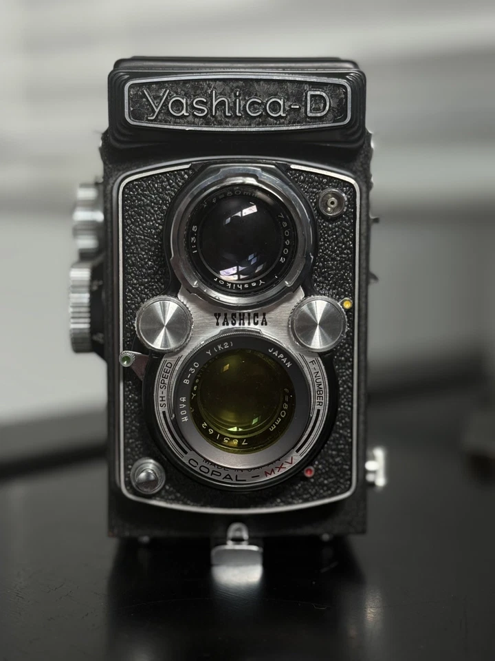 Cámara fotográfica Yashica-D TLR 80 mm 1:3,5 lente Yashinon usada negra.    Foto 1 de 4