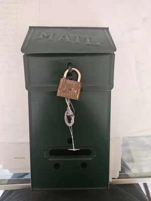 Buzón de metal verde de mediados de siglo con cerradura y llave de latón Foto 1 de 3