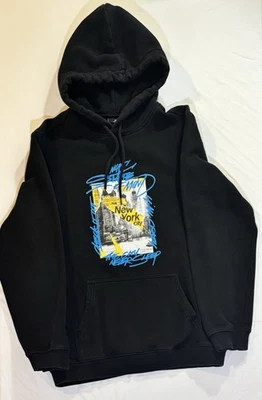 Sudadera con capucha H&M, mediana para hombre, negra con llamativo gráfico de la ciudad de Nueva York, ajuste regular Foto 1 de 3