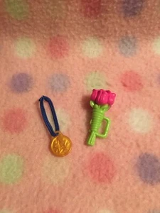 Barbie Puppe Chelsea Doll Trophy Halskette Blumen #2 Zubehör Set Mattel Neu! - Bild 1 von 2