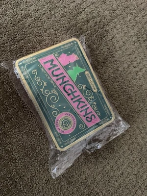 Lata Munchkin Dunkin X Wicked Oz "Wicked For Good" ENVÍO GRATUITO Y NUEVA EN PLÁSTICO Foto 1 de 2