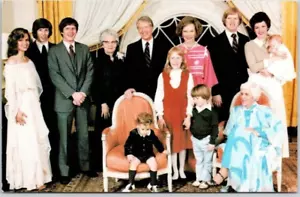 CARTOLINA PRESIDENT CARTER E LA SUA FAMIGLIA identificata sul retro. - Foto 1 di 2
