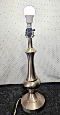 Lámpara de mesa vintage 20 pulgadas metal cepillado mediados de siglo acabado metálico moderno Foto 1 de 4