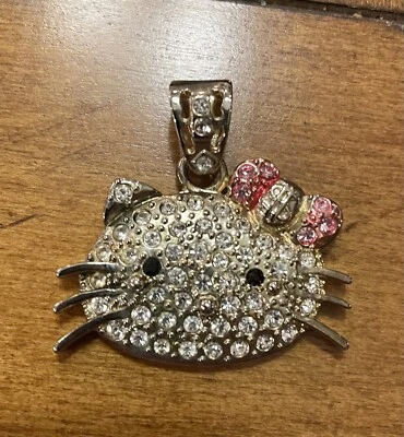 Pingente charme laço cabelo rosa cristal strass transparente Hello Kitty - Imagem 1 de 3