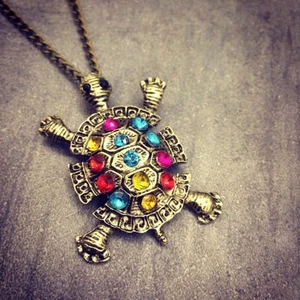 Collier Sautoir Tortue avec des pierres de couleur, pour femme