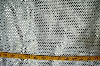 LENTEJUELAS BLANCAS 3MM SOBRE TELA POLIÉSTER METALIZADO BLANCO 2 3/4 YARDAS Foto 1 de 2