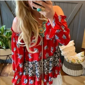 Hayden Los Angeles Women's Off Shoulder Red Floral Summer Top Large - Picture 1 of 4