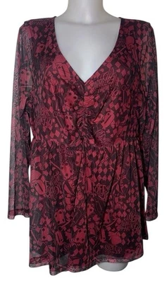 Camisa Torrid Disney Villains Mujer 2X Babydoll Rojo 4D Alicia Reina de Corazones Divertida Foto 1 de 4
