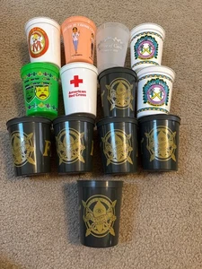 Lote de 13 tazas de plástico de Mardi Gras perfectas para tu fiesta de Carnaval NOLA auténticas - Imagen 1 de 2