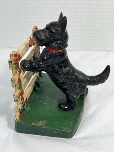 Cerca blanca para perro Terrier escocés de hierro fundido Hubley de 1940 con sujetalibros de flores - Imagen 1 de 11