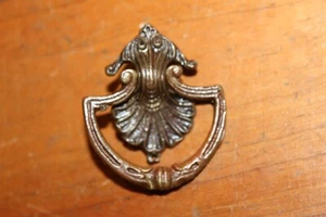 Schöner antiker Bronzeguss Schubladenbügel Fallgriff Zug mit Muschelmotiv G-52 - Bild 1 von 4