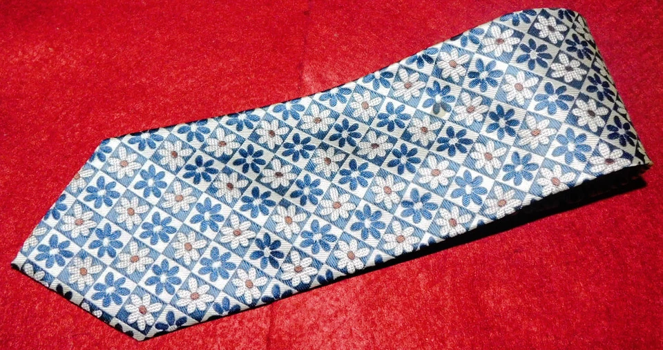 J. CORBATA FLORAL AZUL/BLANCO/BEIGE HECHA POR TRIPULACIÓN EN EE. UU. - CORBATAS PARA EL CUELLO - CORBATAS DE DISEÑADOR Foto 1 de 3