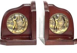 Sujetalibros de golf vintage madera de cerezo tono bronce insertado golfistas hombre y dama taza de pelota - Imagen 1 de 18