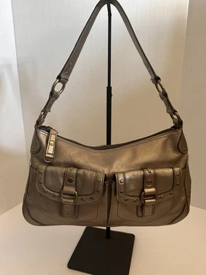 Cartera de hombro con doble bolsillo de cuero dorado plateado metálico fósil Foto 1 de 4