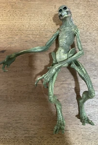 Alien Resurrection NEWBORN HYBRID ALIEN Action Figure (Hasbro Signature Series) - Picture 1 of 3