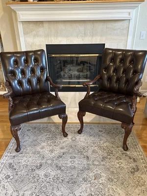 Conjunto de 2 poltronas de couro tufado Theodore Alexander - Imagem 1 de 4