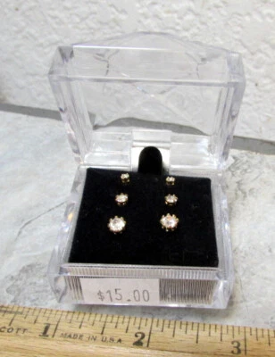 Juego vintage de 3 pendientes de circonita cúbica en caja de acrílico transparente ¡Bonito conjunto! Foto 1 de 4