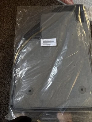 Оригинальные новые передние и задние коврики для пола Chevrolet Volt 2016-19 годов выпуска Dark Ash 23295572 - Изображение 1 из 3