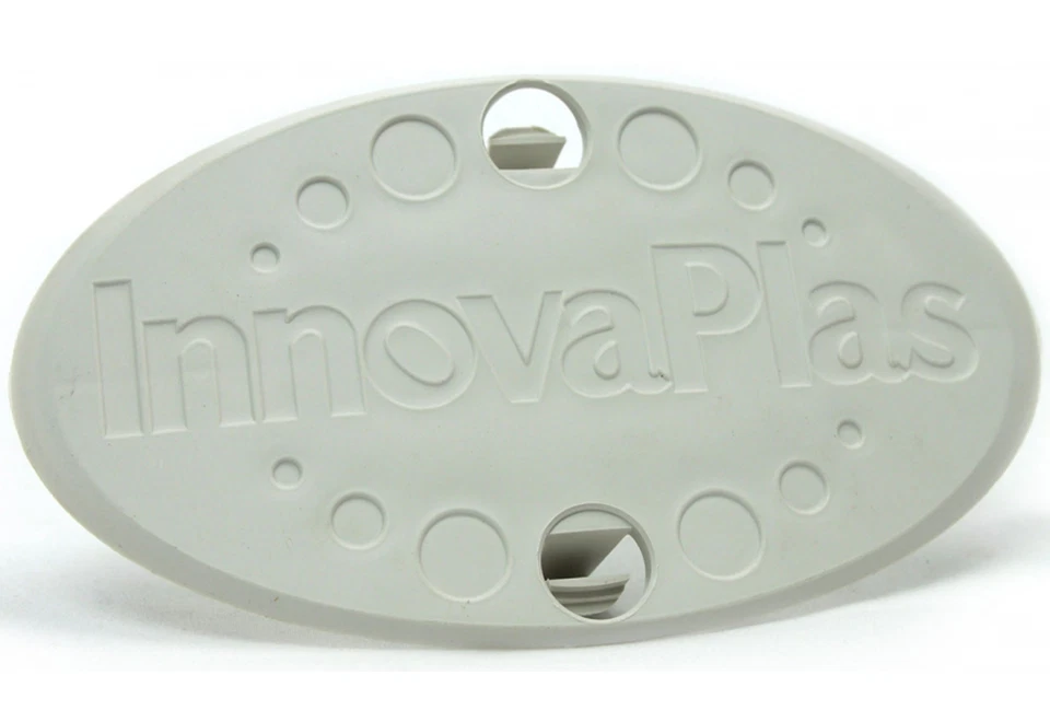 Gorra gris perla Innovaplas Products para escalón de piscina BiltMor sobre el suelo Foto 1 de 1