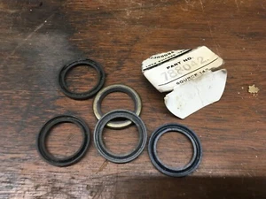 Lot of 5 Peerless Tecumseh Transmission Part 788042 Oil Seal - Picture 1 of 1