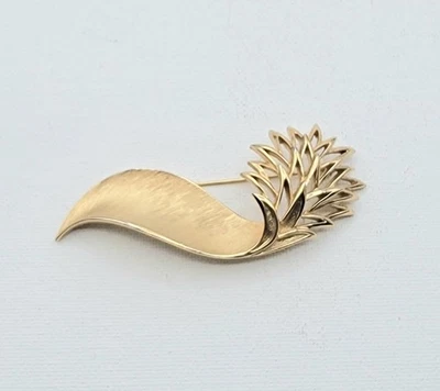 Broche Pluma Crown Trifari Cepillado Tono Dorado 3" Acabado Suave y Texturizado  Foto 1 de 4