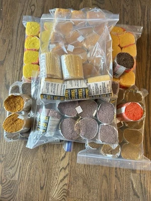 Alfombra precortada Bernat y Bucilla hilo 89 rollos 360 piezas cada uno marrón y dorado Foto 1 de 4