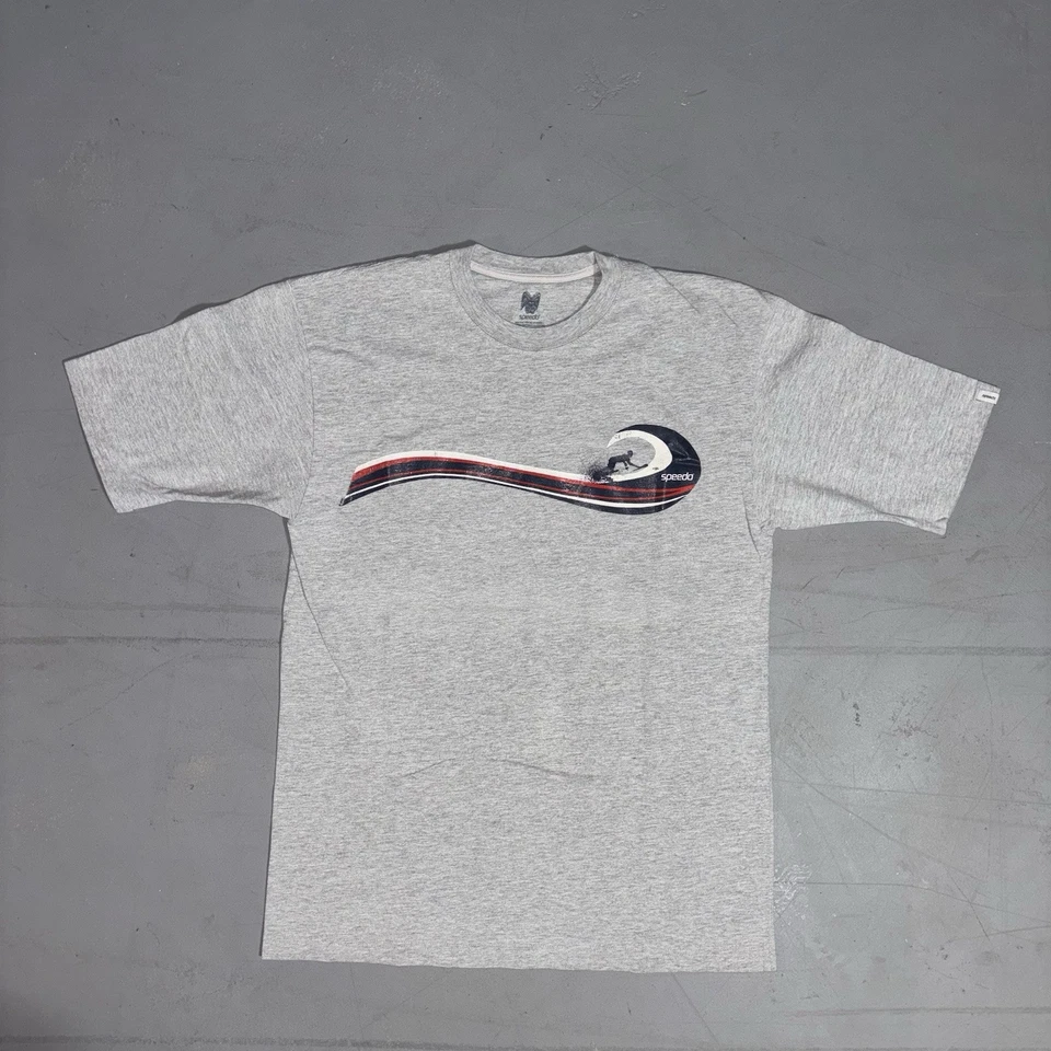 Camisa Speedo Surf Gráfico Vintage Y2K Estilo Patín Camiseta Para Hombres Mediana Gris/Gris Foto 1 de 4