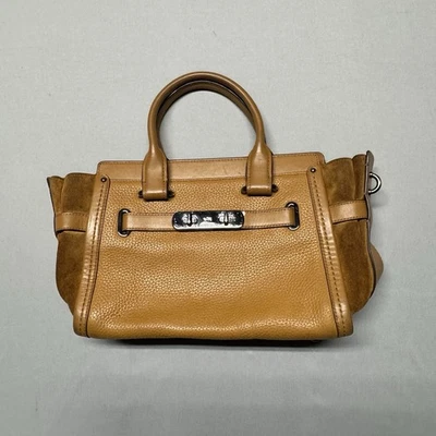 Bolso de mano Coach Swagger 27 cuero granulado/gamuza color tostado herrajes de metal armado Foto 1 de 4