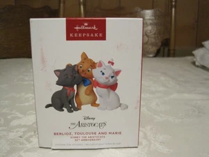 2025 HALLMARK KEEPSAKE ORNAMENT DISNEY THE ARISTOCATS BERLIOZ, TOULOUSE & MARIE - Picture 1 of 14