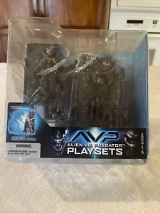 McFARLANE AVP ALIEN QUEEN VS CELTIC PREDATOR PLAYSETS PREDATOR FIGURE WITH BASE - Picture 1 of 12