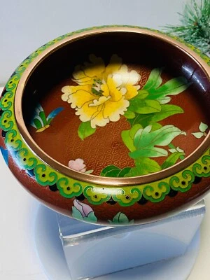 Tazón Cloisonne esmaltado rojo chino mariposa y crisantemo etiqueta inferior azul Foto 1 de 4