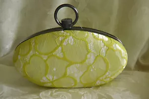 Bolso de mano Prabal Gurung de encaje amarillo con lados duros - Imagen 1 de 5