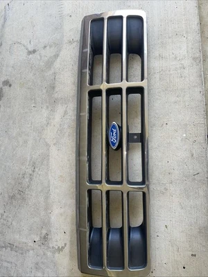 Parrilla delantera cromada OEM F4TB-8200 1992-1997 Ford F150 F250 F350 Bronco Foto 1 de 4