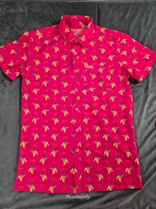 Camisa Rifle Retro Para Hombres Pequeña Orgánica Estampado de Plátano Hawaiano Tropical Rosa Neón - Imagen 1 de 10