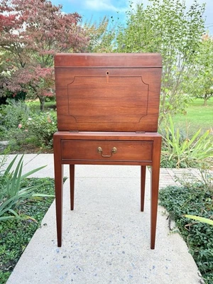 Cofre de plata federal Henkel Harris de Virginia Galleries sobre soporte Foto 1 de 4